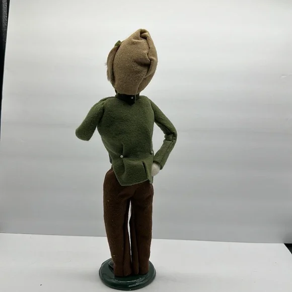 Byers’ Choice Retired Male Caroler - Picture 5 of 6